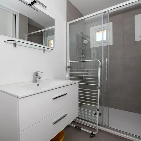 Le Lavandou, T3 Climatise 4 Pers, Proximite Plage, Parking - Fr-1-803-59 *