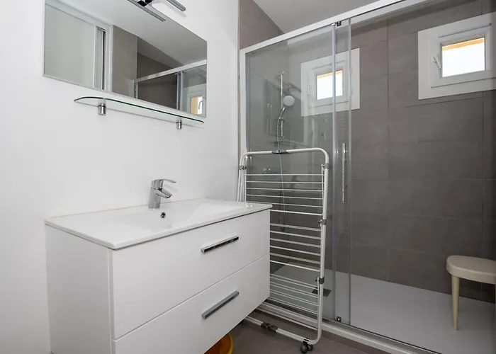 Le Lavandou, T3 Climatise 4 Pers, Proximite Plage, Parking - Fr-1-803-59 *